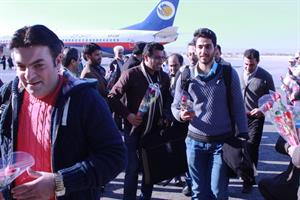 استقبال از مسافران فرودگاه بین المللی خلیج فارس همزمان با سالروز ورود تاریخی حضرت امام خمینی(ره) به کشور