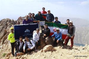 صعود کوهنوردان سازمان منطقه ویژه پارس به قله اشترانکوه استان لرستان