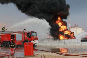 گزارش تصویری 1- مهار آتش سوزی در فازهای 15 و 16 پارس جنوبی