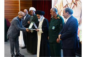 تقدیر از تلاش های مدیرعامل و مدیر روابط عمومی و تشریفات سازمان منطقه ویژه پارس در مراسم بزرگداشت شهید شاخص استان بوشهر در سال ۱۴۰۳