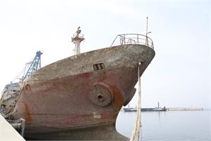 بیرون کشیدن شناور کانتینری پس از یک سال توسط متخصصین مجتمع بندری پارس