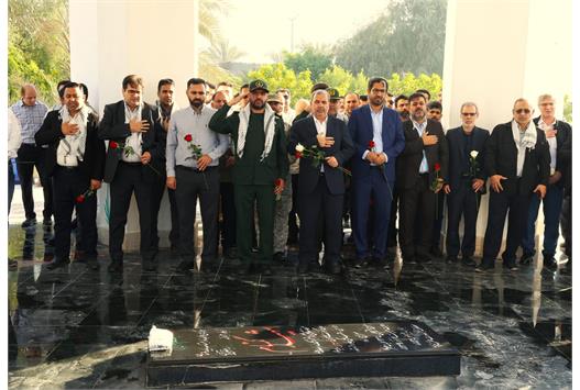 همزمان با آغاز هفته بسیج صورت گرفت؛ غبارروبی و عطرافشانی مزار شهدای گمنام در سازمان منطقه و...