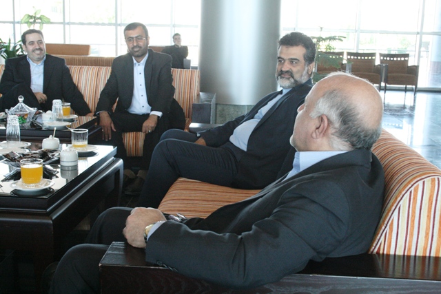 نشست  <strong class='sis-keyword'>مسئولین عسلویه</strong> با  <strong class='sis-keyword'>وزیر نفت</strong> 2