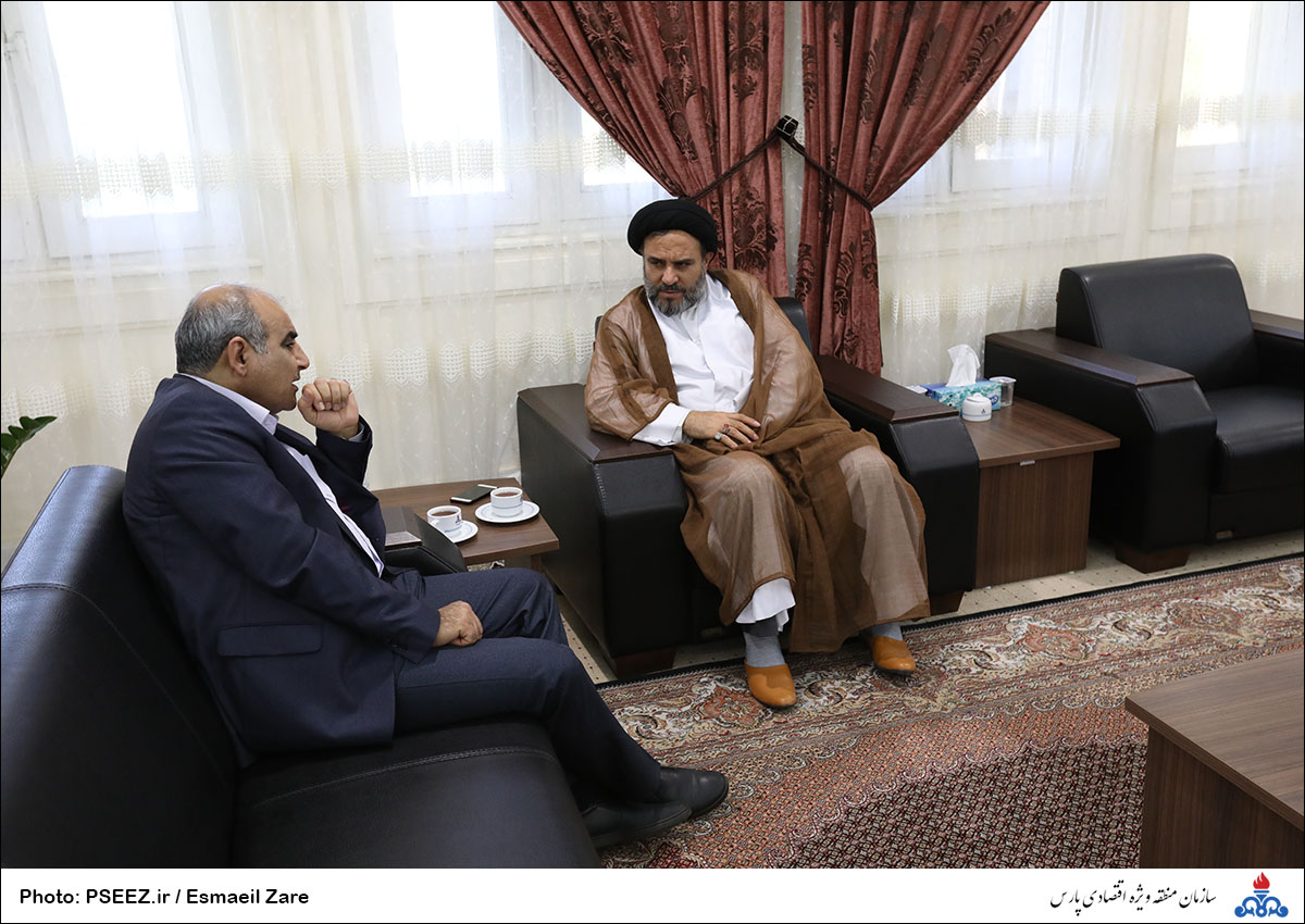 دیدار امام جمعه عسلویه با مدیرعامل 8