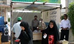 توزیع شربت و شیرینی در نماز جمعه عسلویه با برپایی ایستگاه صلواتی