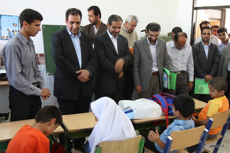 زنگ سال تحصیلی کوچکترین مدرسه جهان در جمال آباد کالو به صدا درآمد