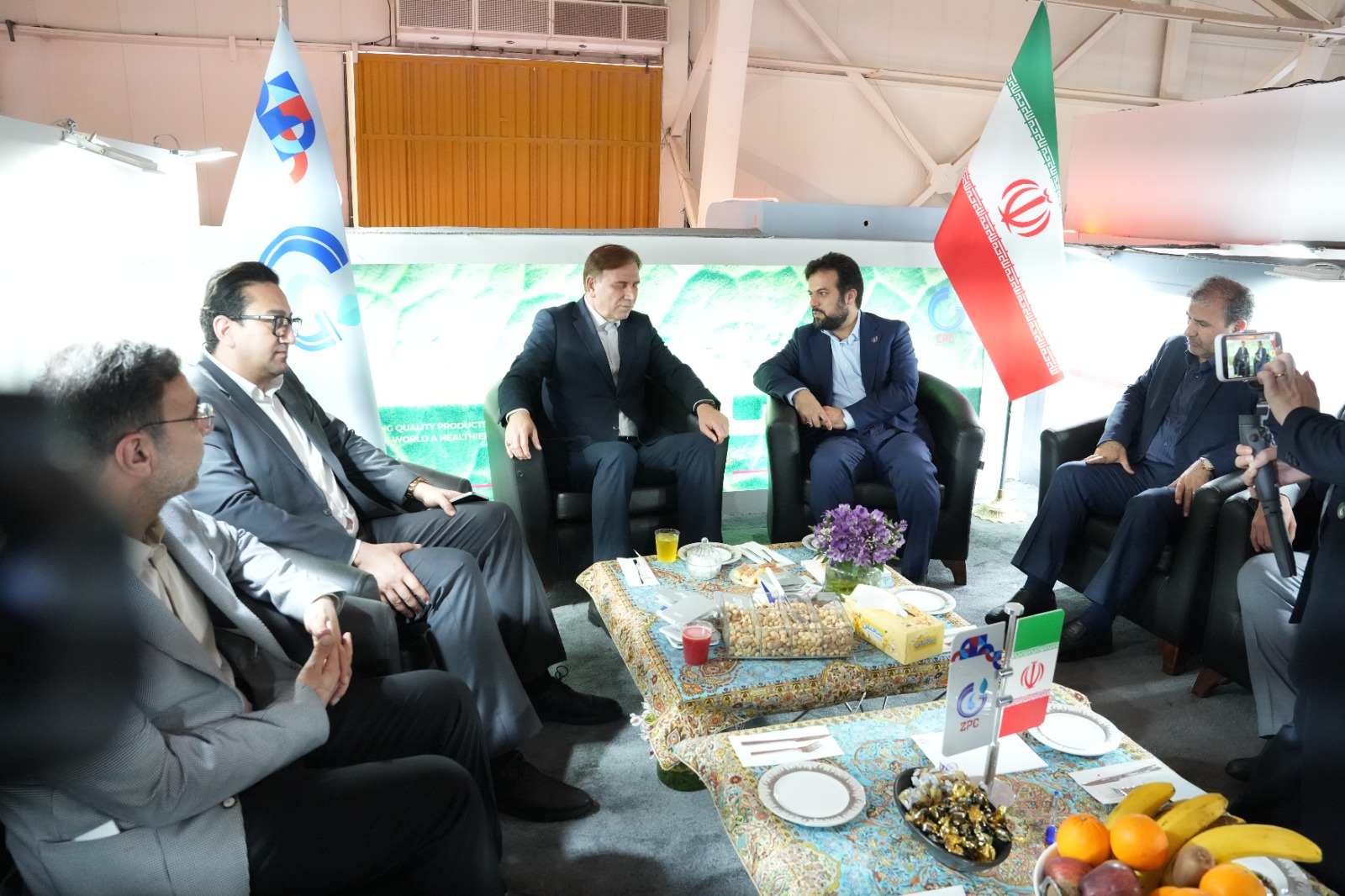 بازدیدِ مدیرعامل سازمان منطقه ویژه پارس از شرکت های حاضر در نمایشگاه بین المللی نفت