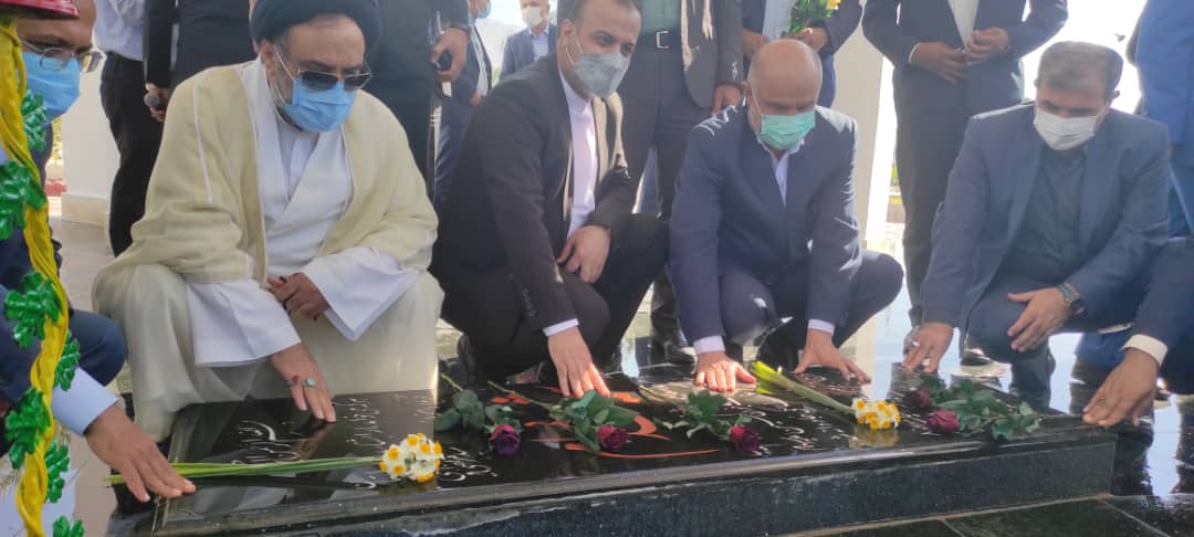 تجدید میثاق استاندار بوشهر و جمعی از مسئولان شهرستان عسلویه با  آرمان&zwnj;های شهدای گمنام