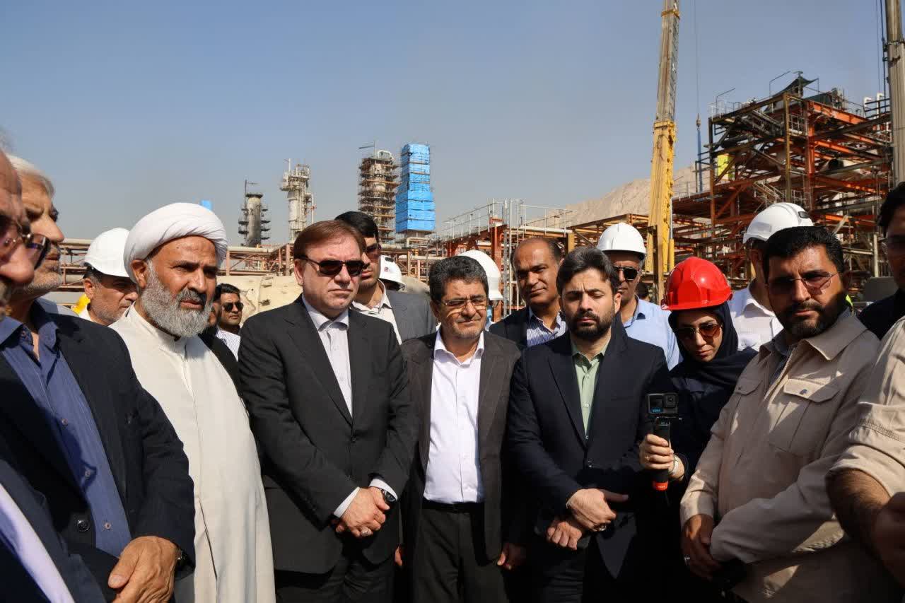 بازدید رییس و اعضای کمیسیون اصل 90 مجلس از تاسیسات آسیب دیده از جنگ رمضان